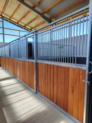 Stallgasse für Rehapferde